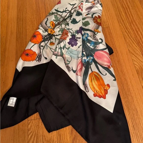 Vintage Gucci Flora and Snake Silk Scarf with Black Border - Picture 8 of 11